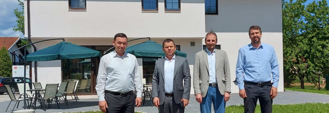 IMG-03727365fd60d87157d28c2c43cc97cc-V